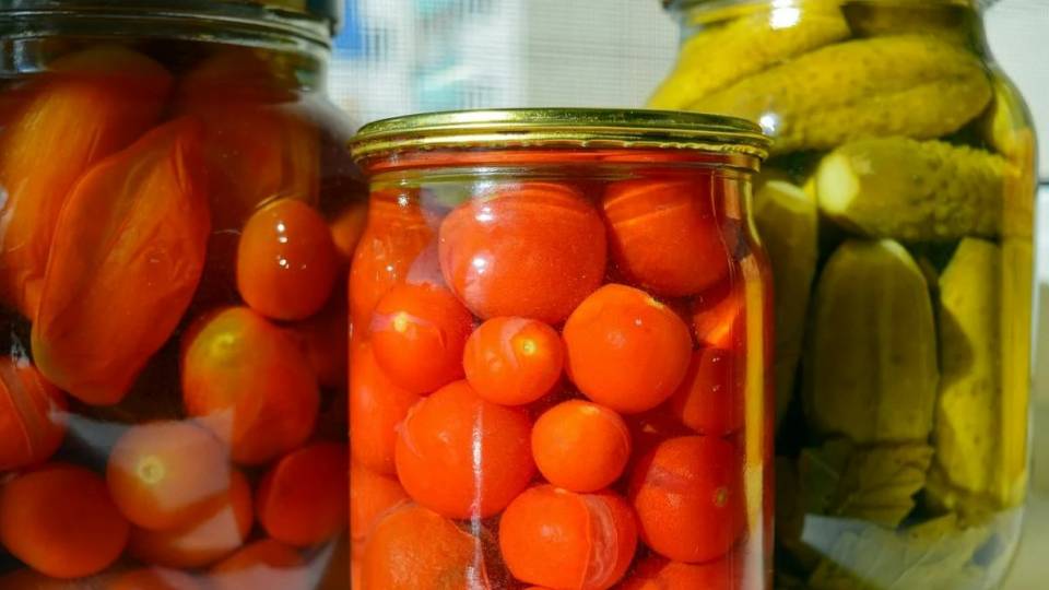 помидоры и огурцы